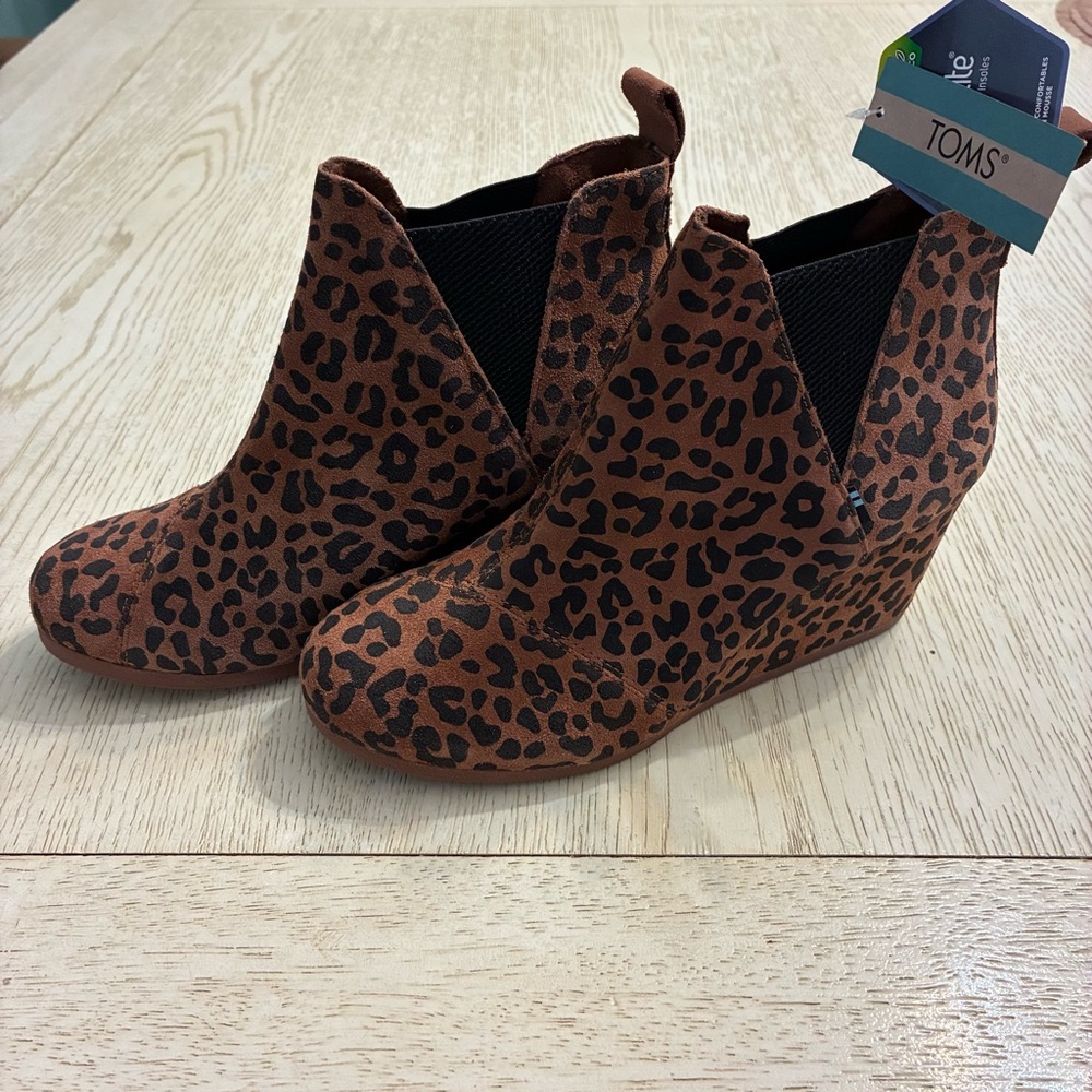 Women’s Toms Kelsey Suede Wedge Shorty Boots (Leopard Print/Gum Rubber)